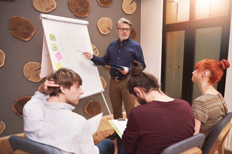 Foto grátis grupo de pessoas criativas analisando o resultado do trabalho