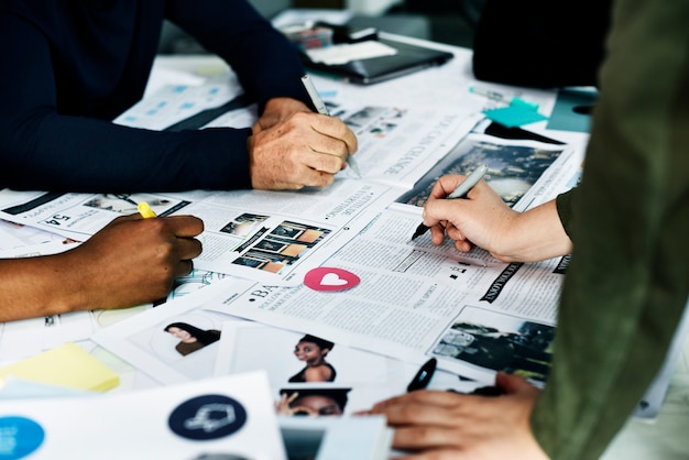 Grupo de pessoas diversas de brainstorming juntos