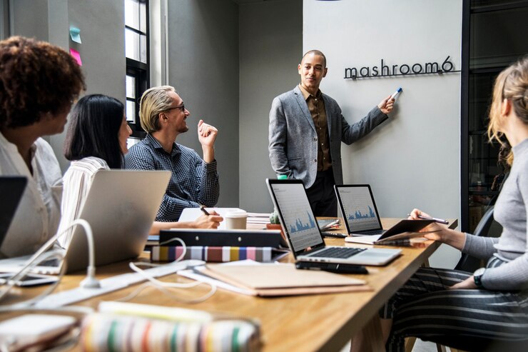 Foto grátis grupo de pessoas diversas, tendo uma reunião de negócios