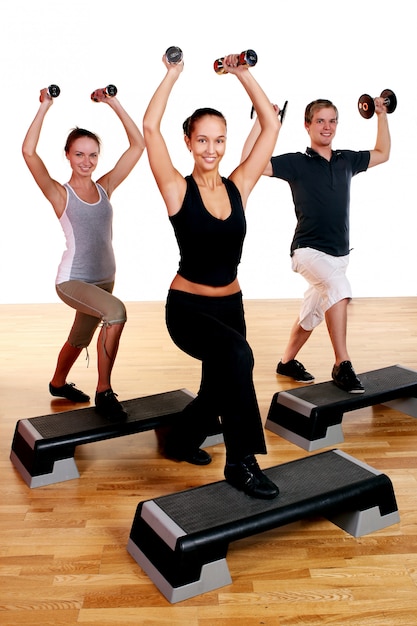 Grupo de pessoas fazendo exercícios de fitness