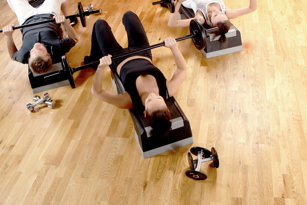 Grupo de pessoas fazendo exercícios de fitness