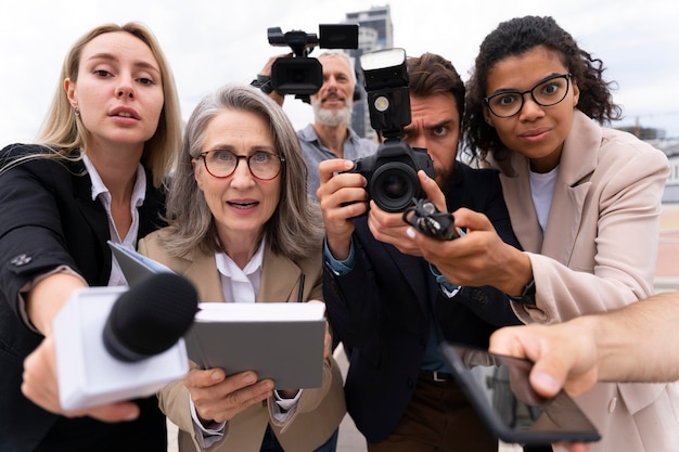 Grupo de pessoas fazendo uma entrevista ao ar livre