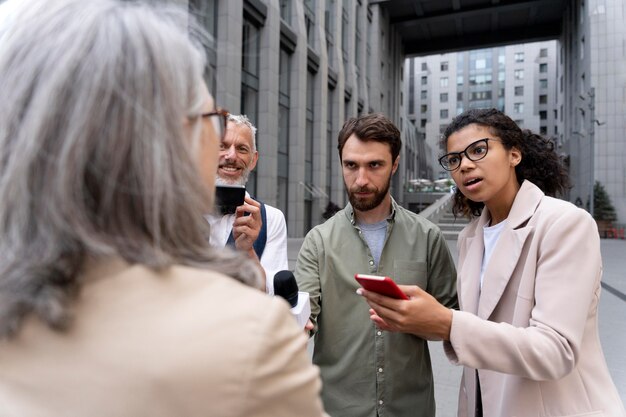 Grupo de pessoas fazendo uma entrevista de jornalismo