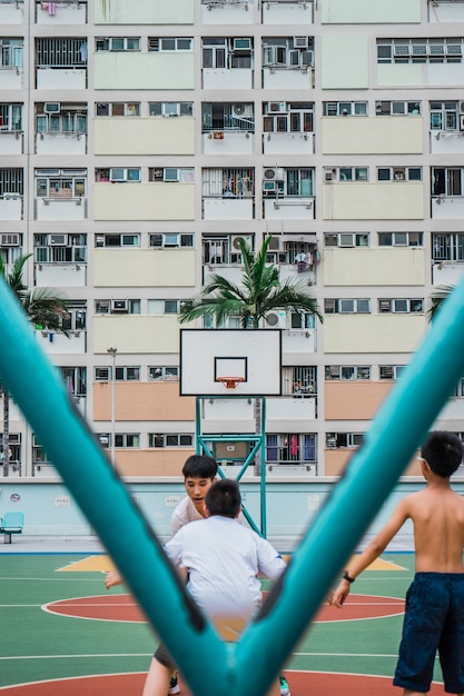 Foto grátis grupo de pessoas jogando basquete durante o dia