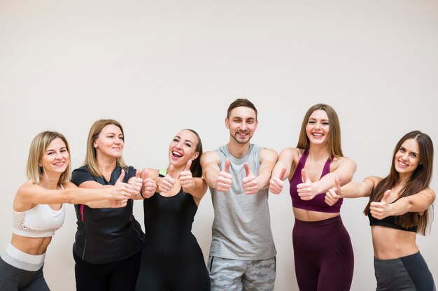 Grupo de pessoas posando juntos na Academia