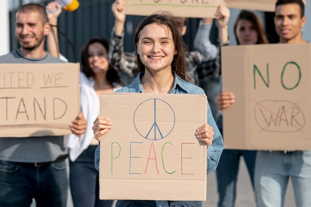 Grupo de pessoas protestando pela paz