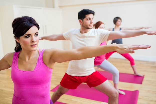 Grupo de pessoas realizando exercícios de alongamento