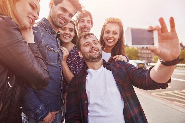 Grupo de pessoas tirando foto na rua