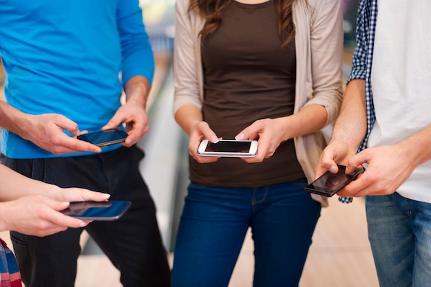 Foto grátis grupo de pessoas usando telefone celular