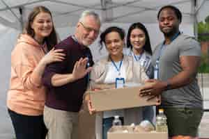 Foto grátis grupo de pessoas voluntárias em um banco de alimentos para pessoas pobres