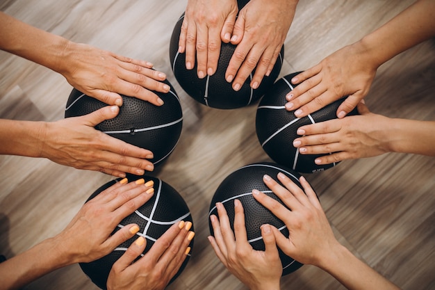 Foto grátis grupo de pilates, malhando em uma academia