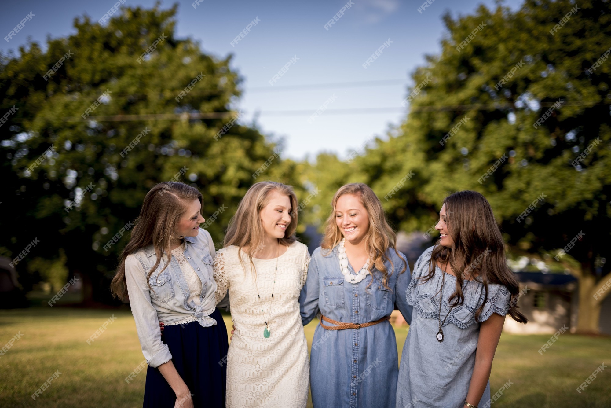 Jogo das meninas no parque imagem de stock. Imagem de grupo - 34072545