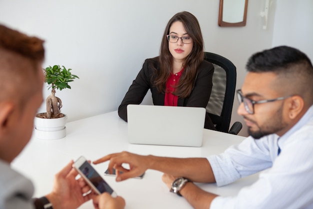 Grupo de trabalho de três colaborando no projeto