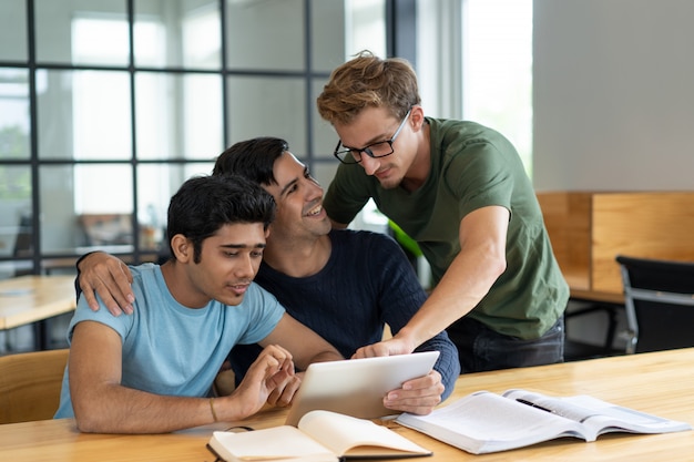 Grupo de treinamento colaborando no projeto