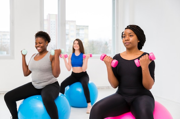 Grupo de treinamento físico de mulheres