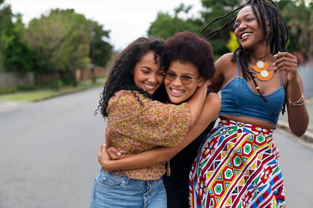 Foto grátis grupo de três amigas se divertindo juntas ao ar livre