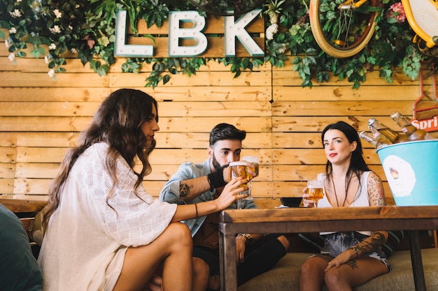 Grupo de três amigos no restaurante