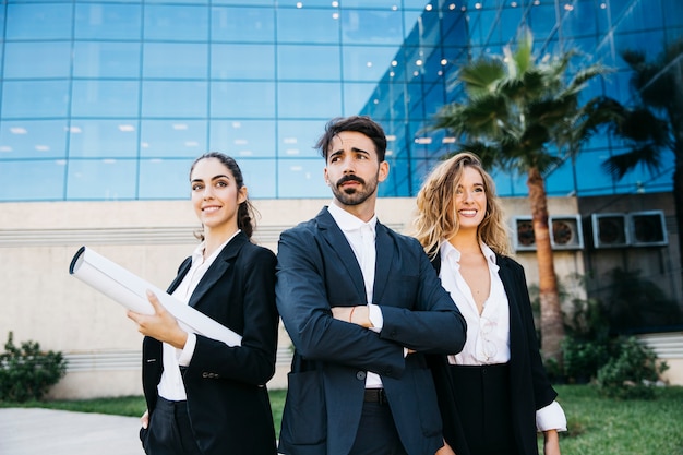 Foto grátis grupo de três arquitetos