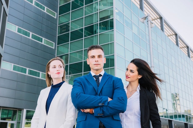 Grupo de três pessoas de negócios