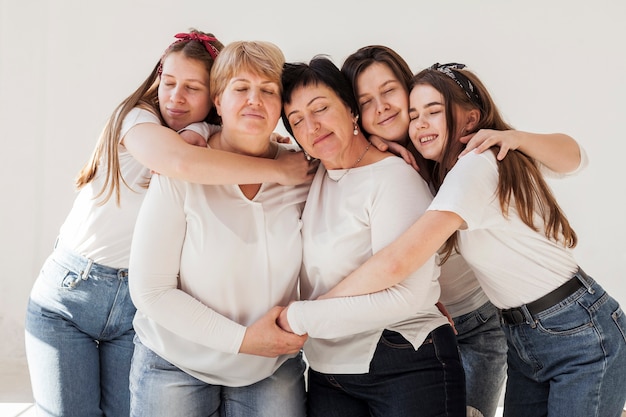 Grupo de união de mulheres abraçando