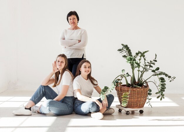 Grupo de União de mulheres com planta em casa