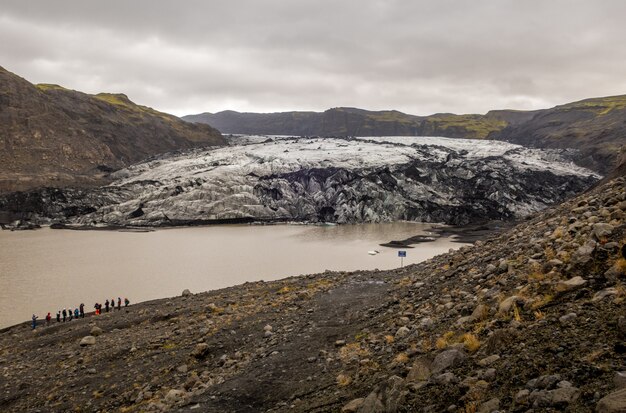 Grupo de viajantes na geleira Solheimajokull, Islândia, durante um clima frio