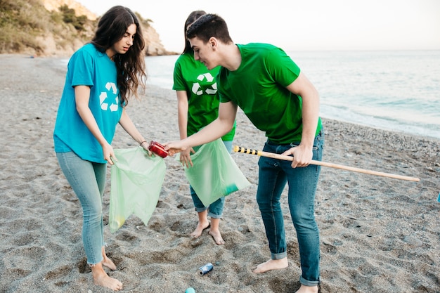 Grupo, de, voluntários, colecionar, lixo, praia