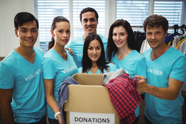 Foto grátis grupo de voluntários com a caixa da doação