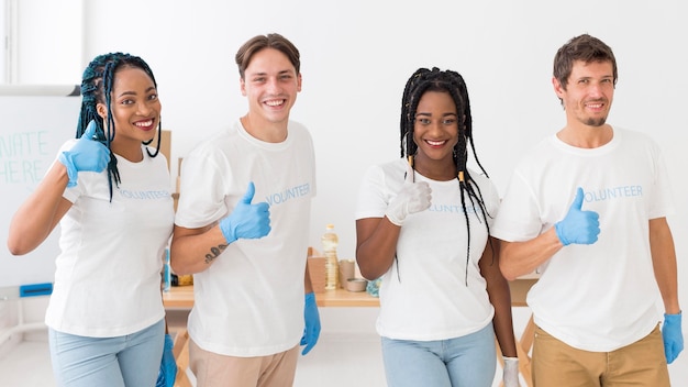 Grupo de voluntários fazendo sinal de positivo