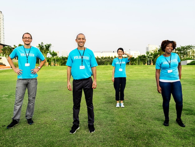 Grupo de voluntários felizes e diversos