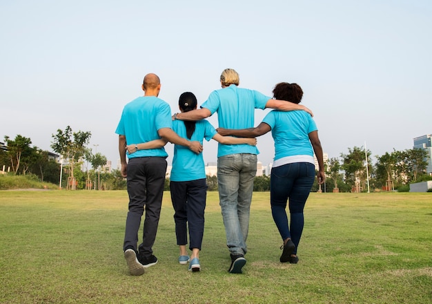 Grupo de voluntários felizes e diversos