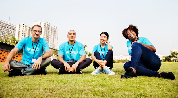 Grupo de voluntários felizes e diversos