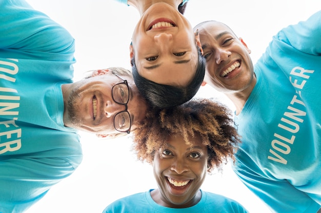 Grupo de voluntários felizes e diversos