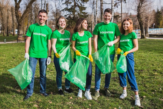 Grupo de voluntários na natureza