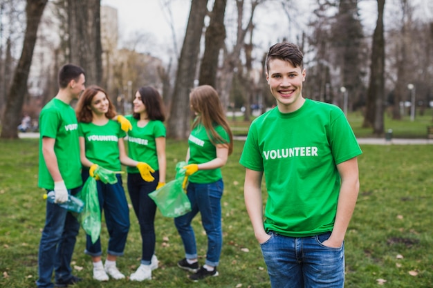 Grupo de voluntários na natureza