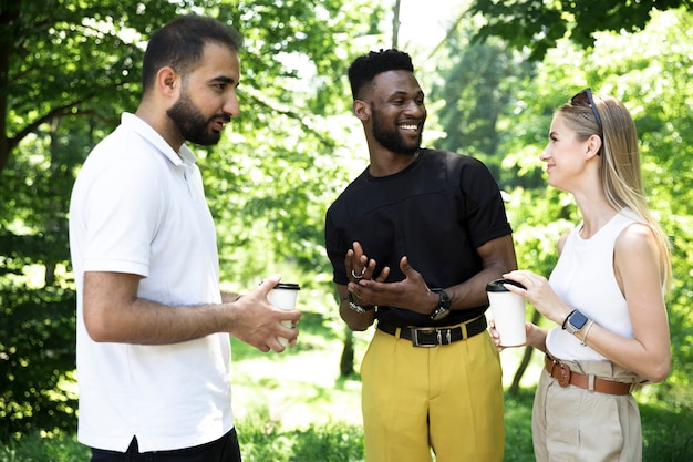 Foto grátis grupo diverso de amigos conversando