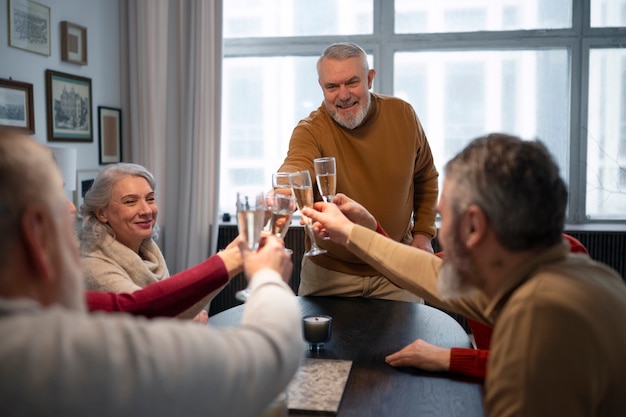 Foto grátis grupo mais velho de amigos festejando