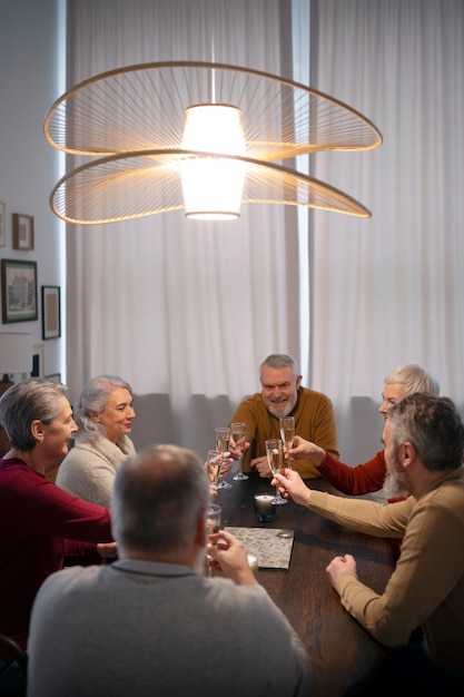 Foto grátis grupo mais velho de amigos festejando