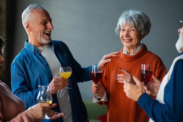 Foto grátis grupo mais velho de amigos festejando