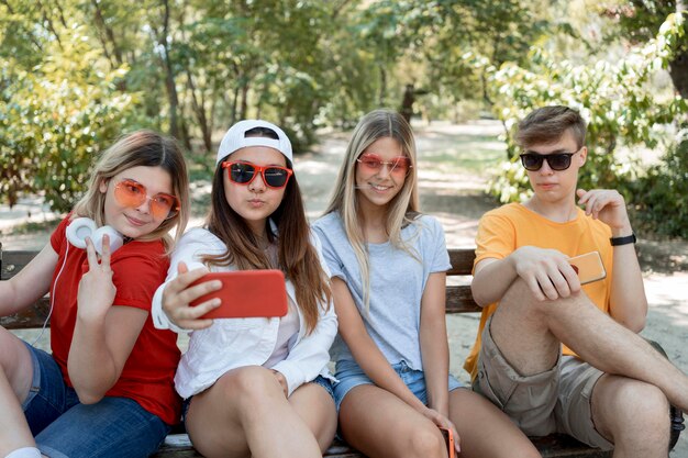 Grupo médio de amigos tirando selfie