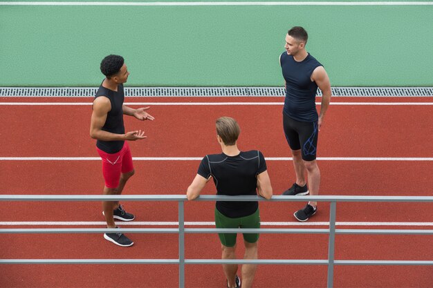 Grupo multiétnico de atleta conversando entre si