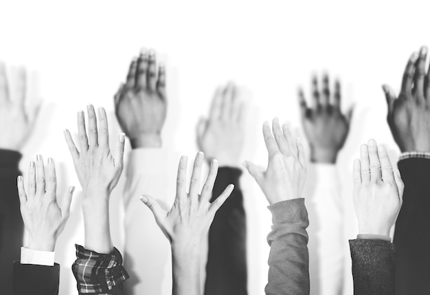 Foto grátis grupo multiétnico de mãos levantadas