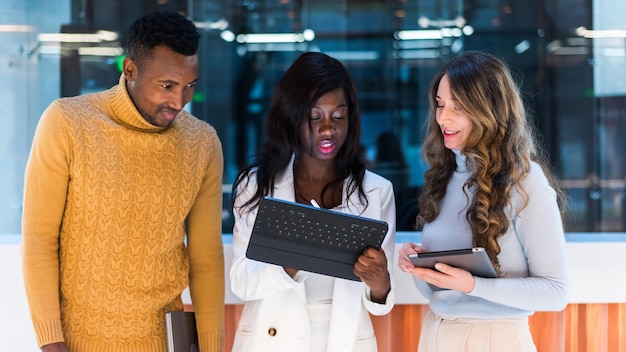 Grupo multirracial de pessoas discutindo negócios em um escritório