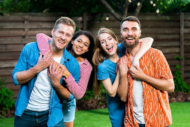 Foto grátis grupo sorridente de amigos olhando para a câmera