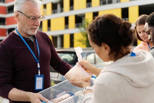 Foto grátis grupo voluntário de caridade de banco de alimentos