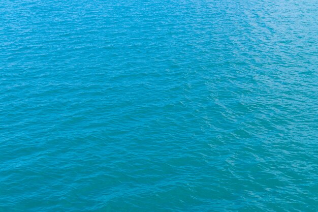 Água azul abstrata na textura de fundo de água do mar