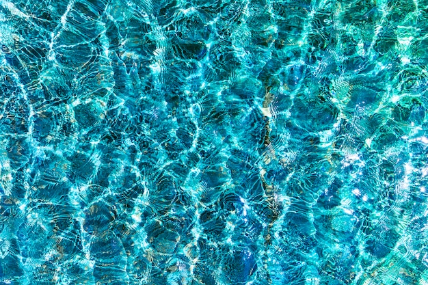 Água azul ondulada do mar cristalino