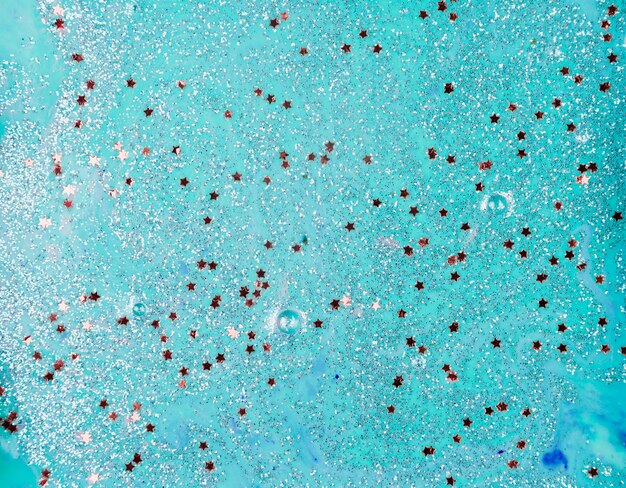 Água azul-turquesa pintada com lantejoulas estrela