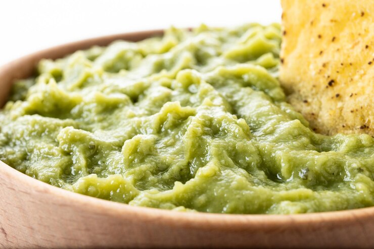 Foto grátis guacamole mexicano com nacho chip isolado no fundo branco