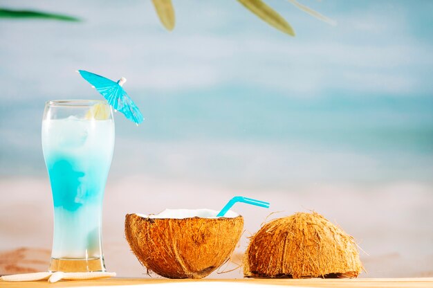Guarda-chuva brilhante decorado coquetel e leite de coco com palha